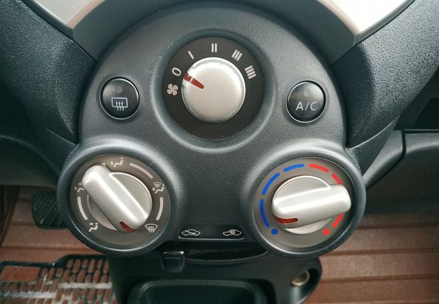 日产玛驰 2011款 1.5L 自动 XV易智版 (国Ⅳ) 